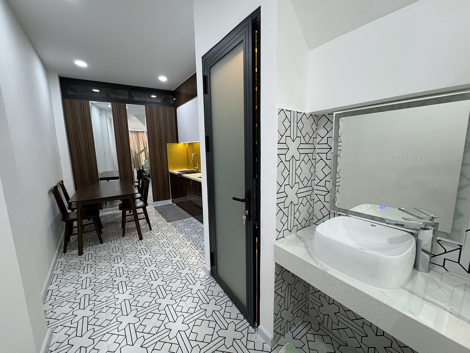 Tuyệt phẩm Nhà Phố 2 lầu full nội thất cao cấp hẻm 2 xe hơi 7 chỗ tránh nhau khu VIP Đặng Văn Ngữ